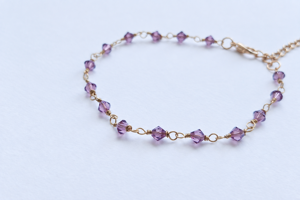 Armband med lila biconkristaller