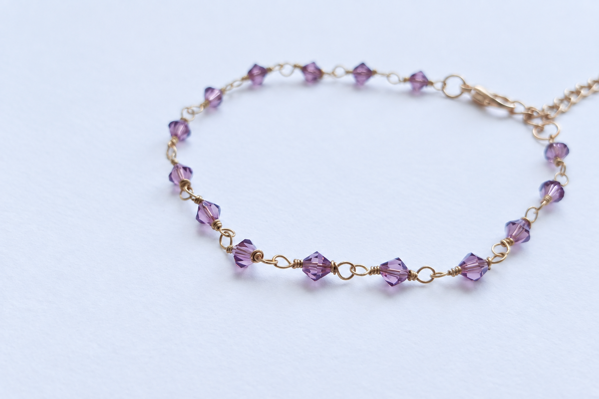 Armband med lila biconkristaller