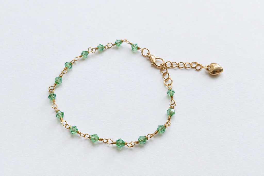 Armband med gröna biconkristaller