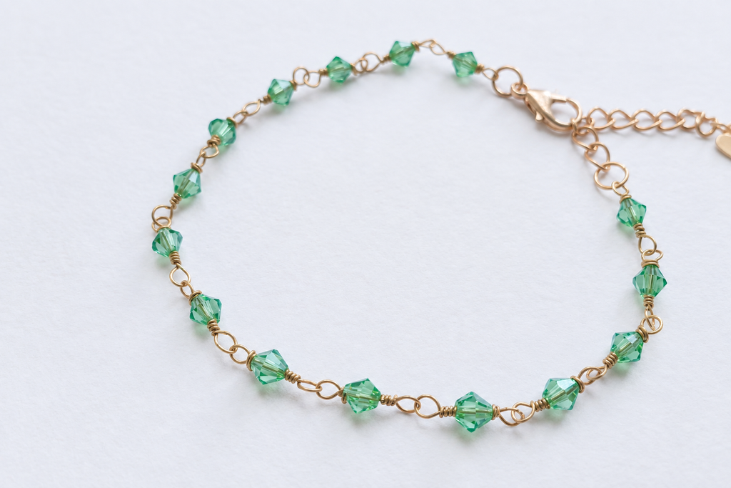 Armband med gröna biconkristaller