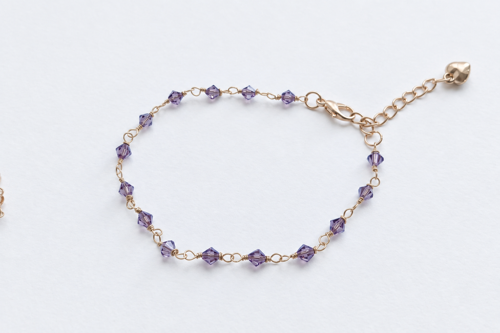 Armband med lila biconkristaller