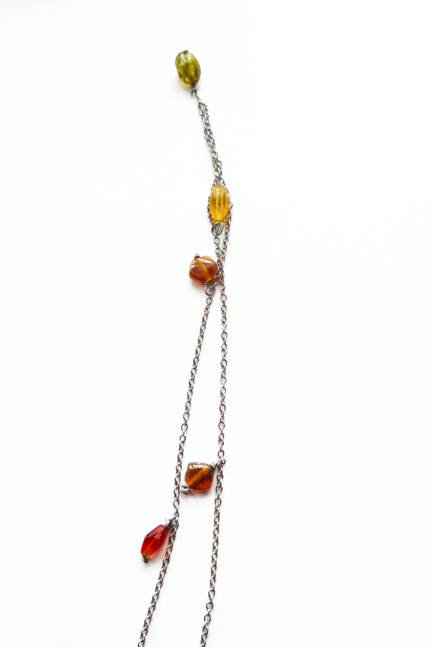 Detaljbild av halsband med vit bakgrund