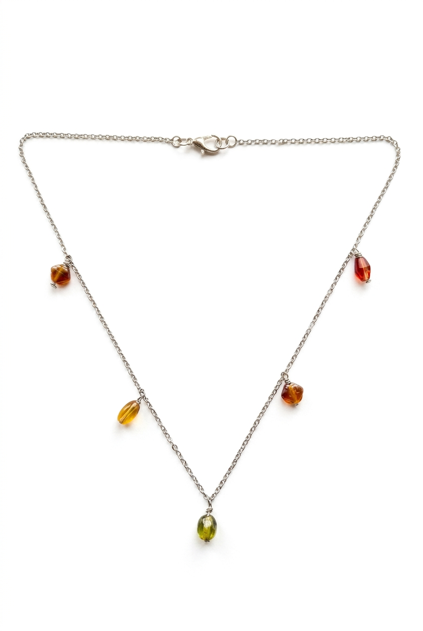 Halsband med vit bakgrund, helbild