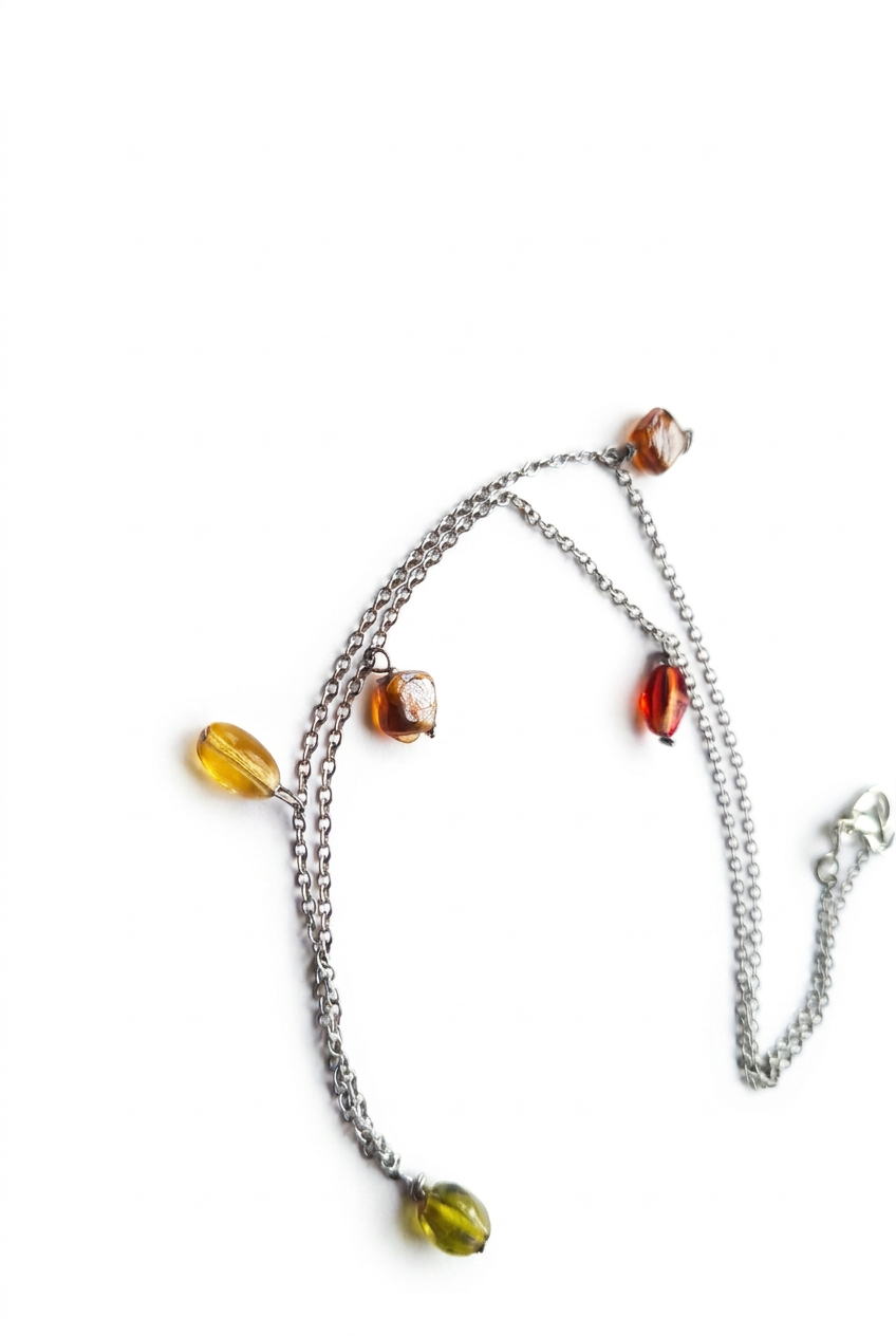 Halsband med vit bakgrund