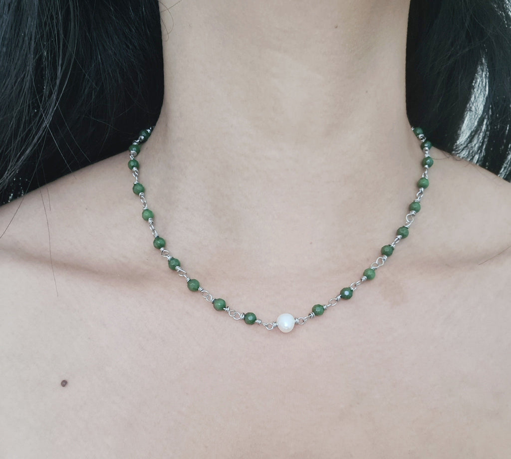 Green jade necklace with freshwater pearl centrepiece