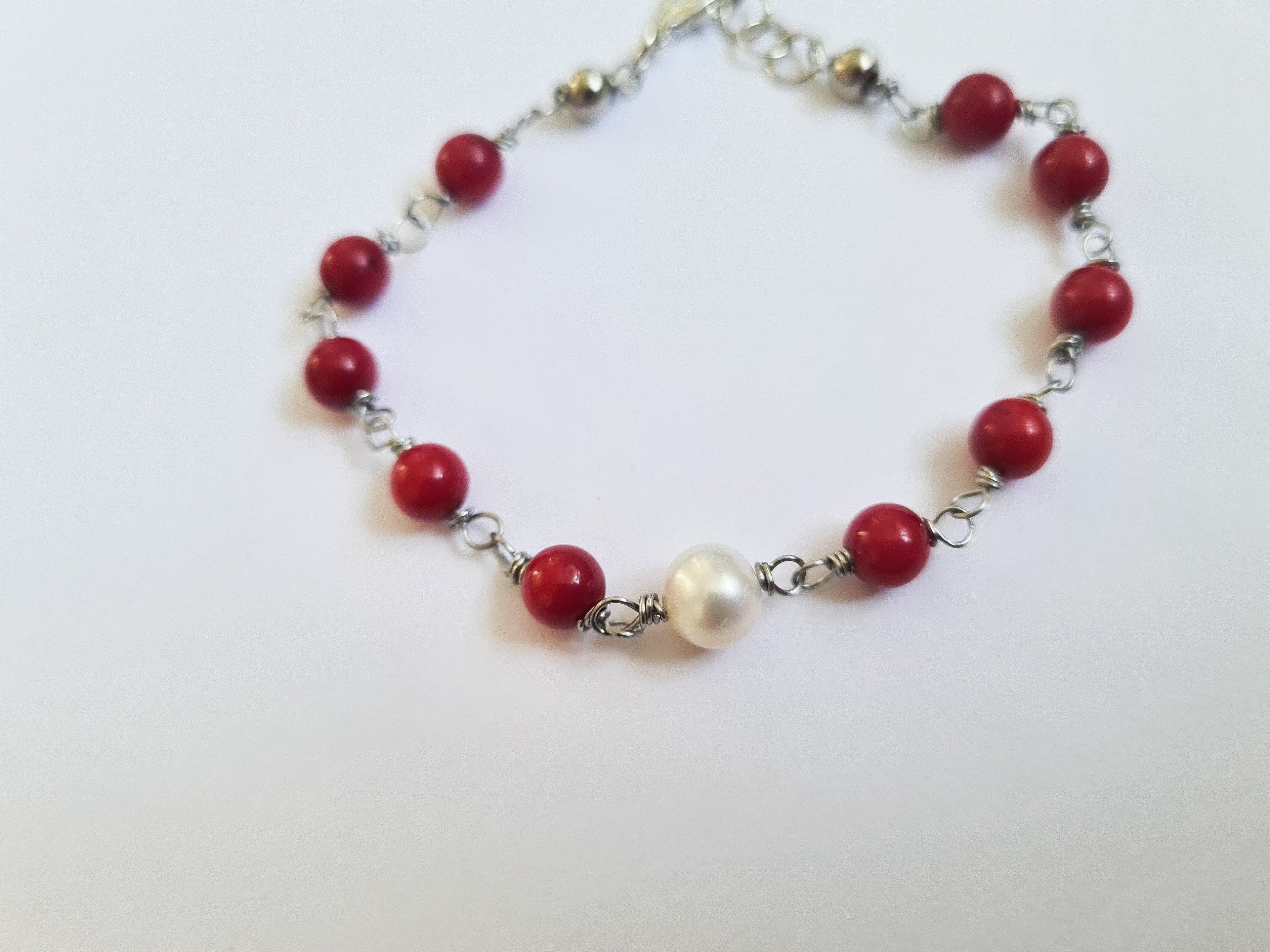 Röd & Sötvattenspärla Armband