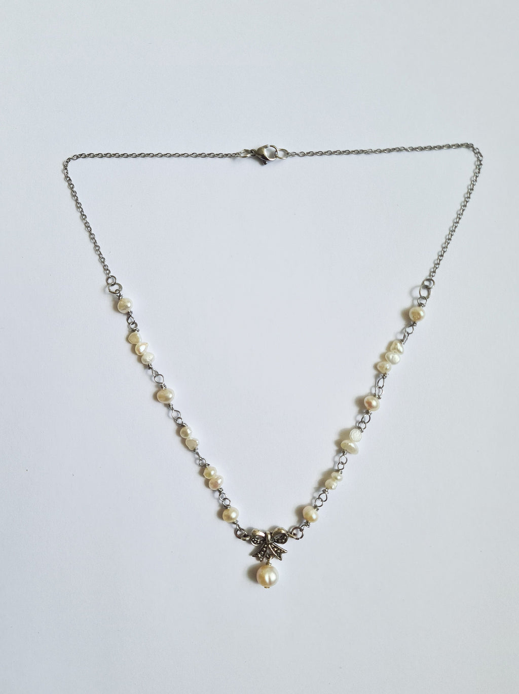 Halsband med sötvattenpärlor och rosetthänge