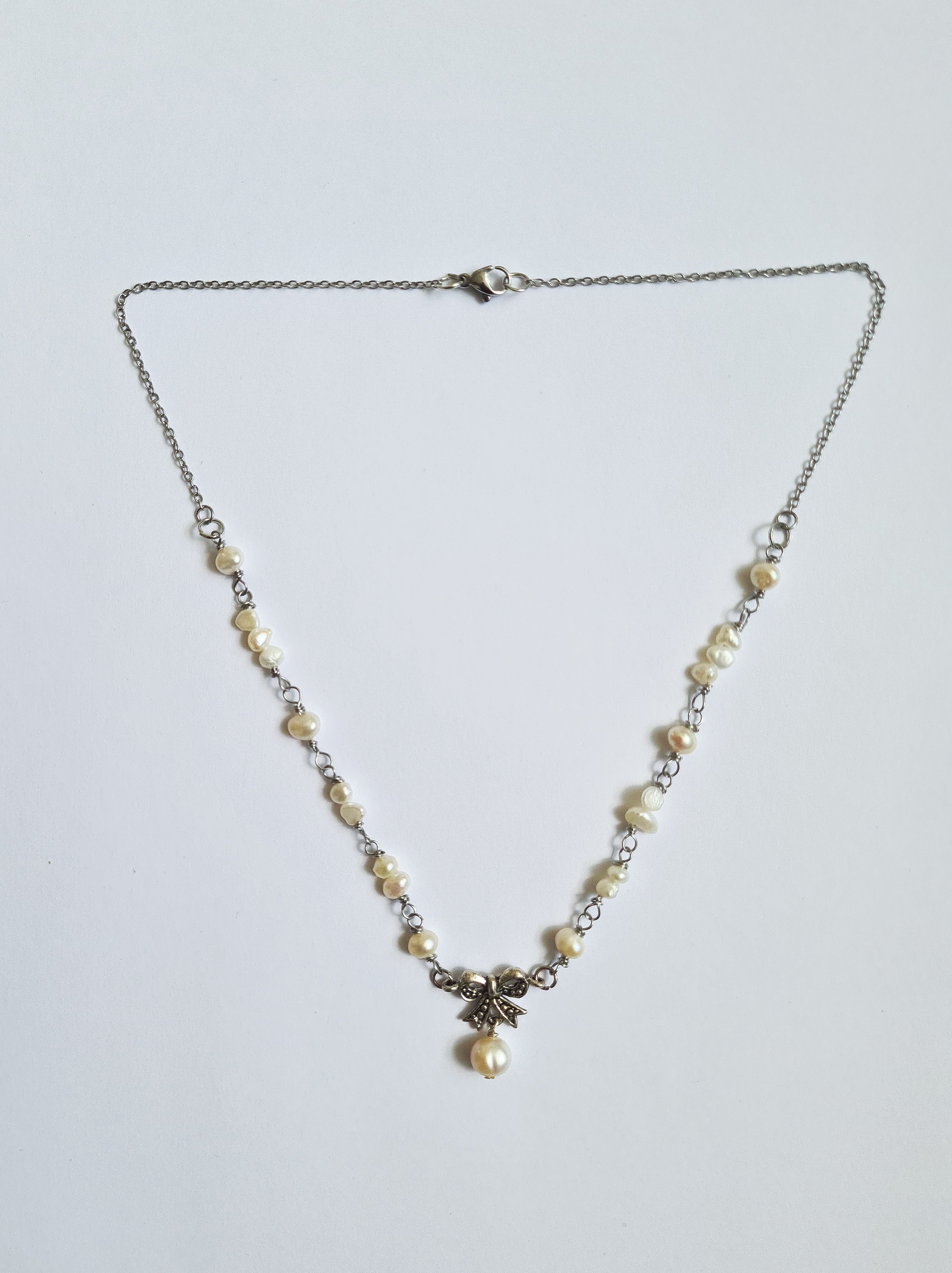 Halsband med sötvattenpärlor och rosetthänge