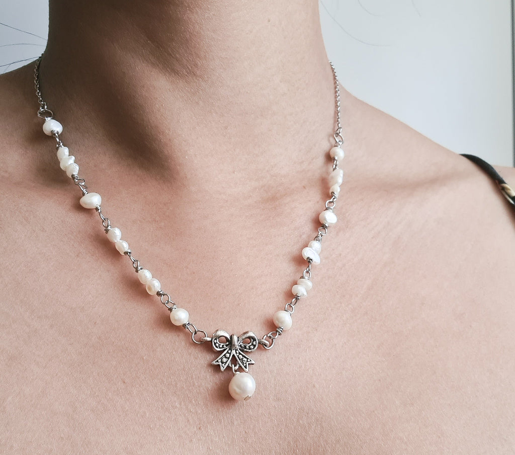 Halsband med sötvattenpärlor och rosetthänge
