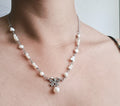 Halsband med sötvattenpärlor och rosetthänge