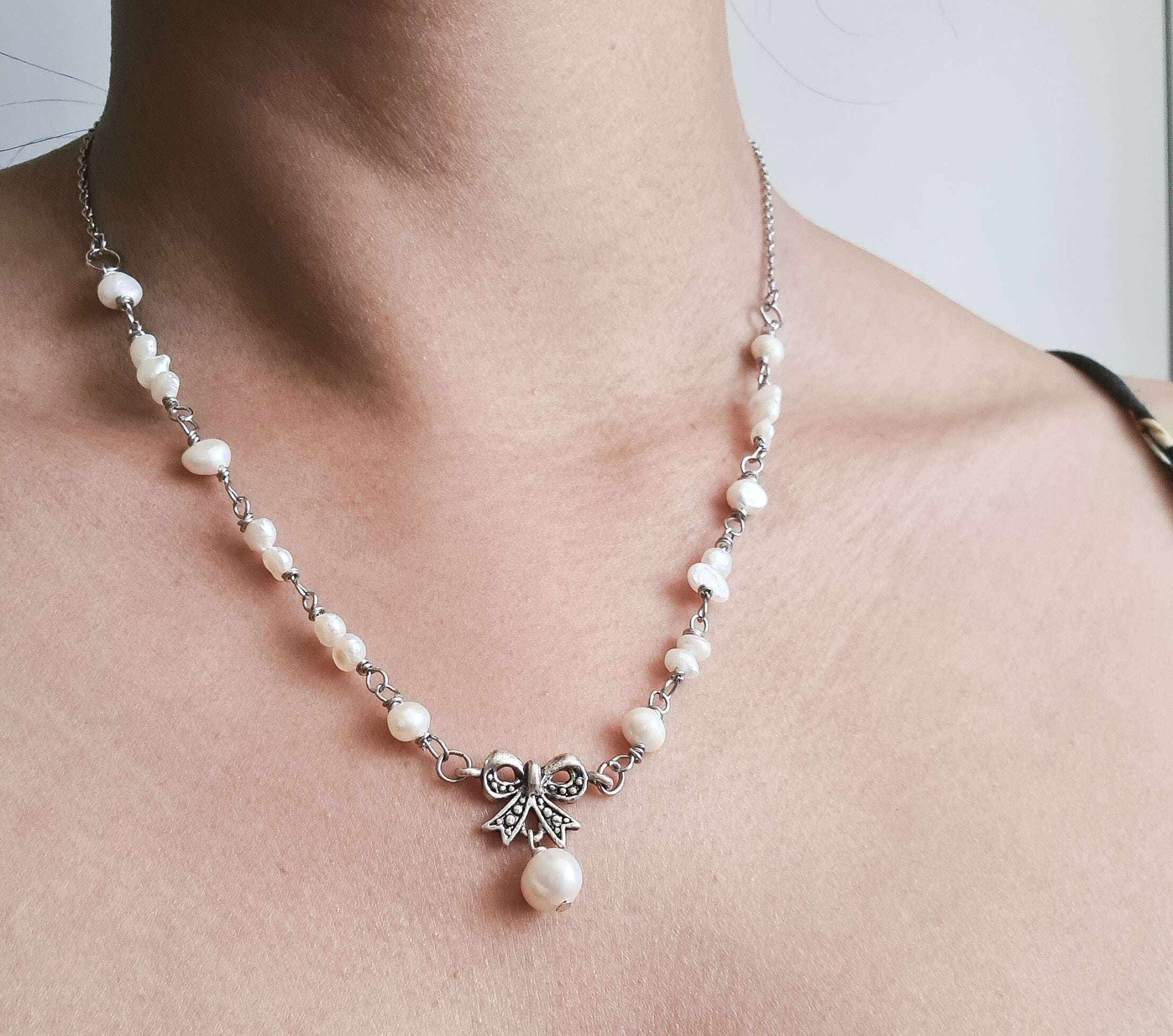 Halsband med sötvattenpärlor och rosetthänge