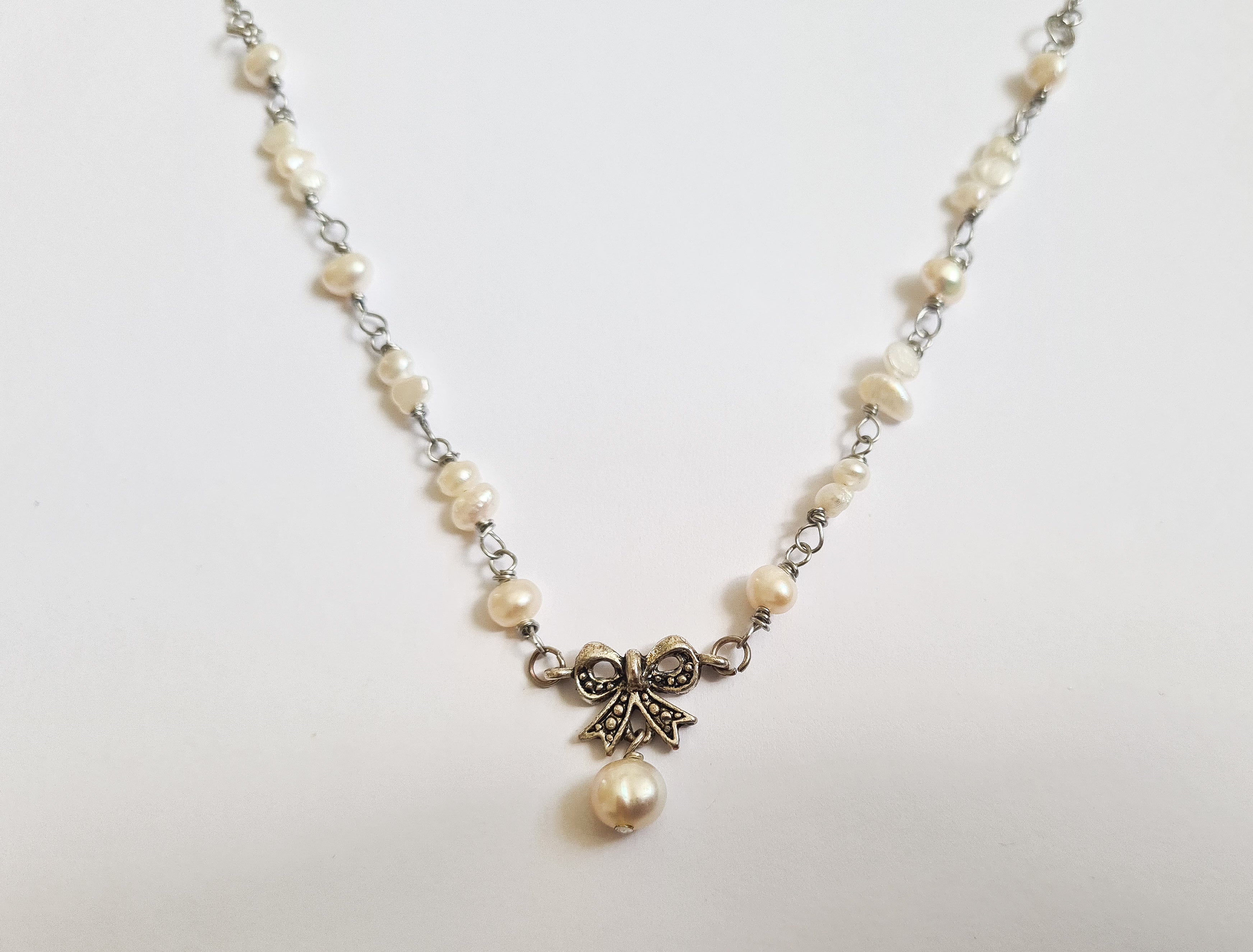 Halsband med sötvattenpärlor och rosetthänge