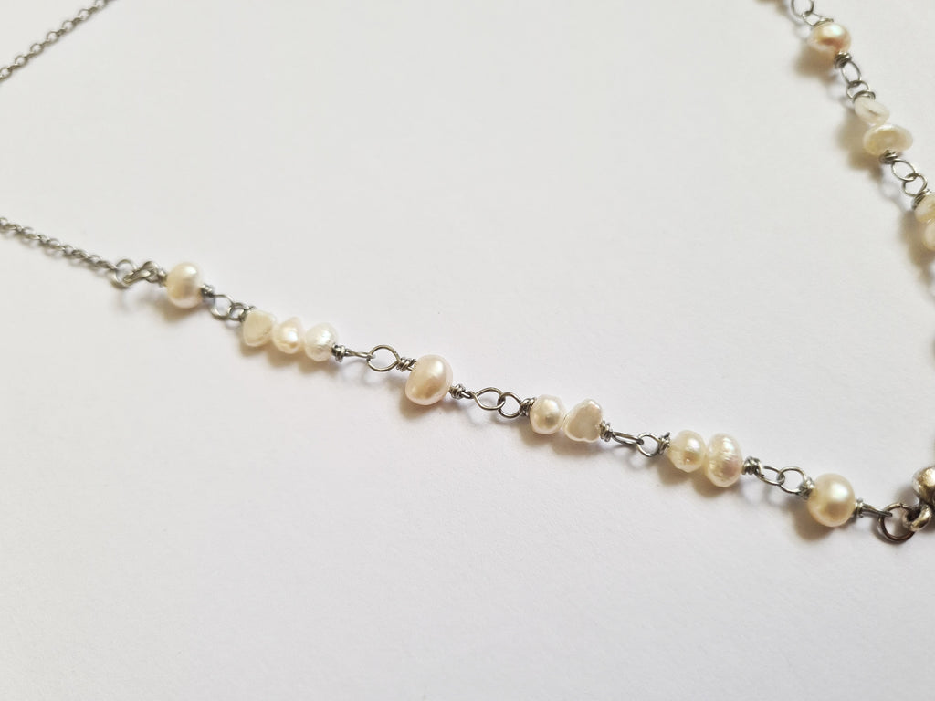 Halsband med sötvattenpärlor och rosetthänge