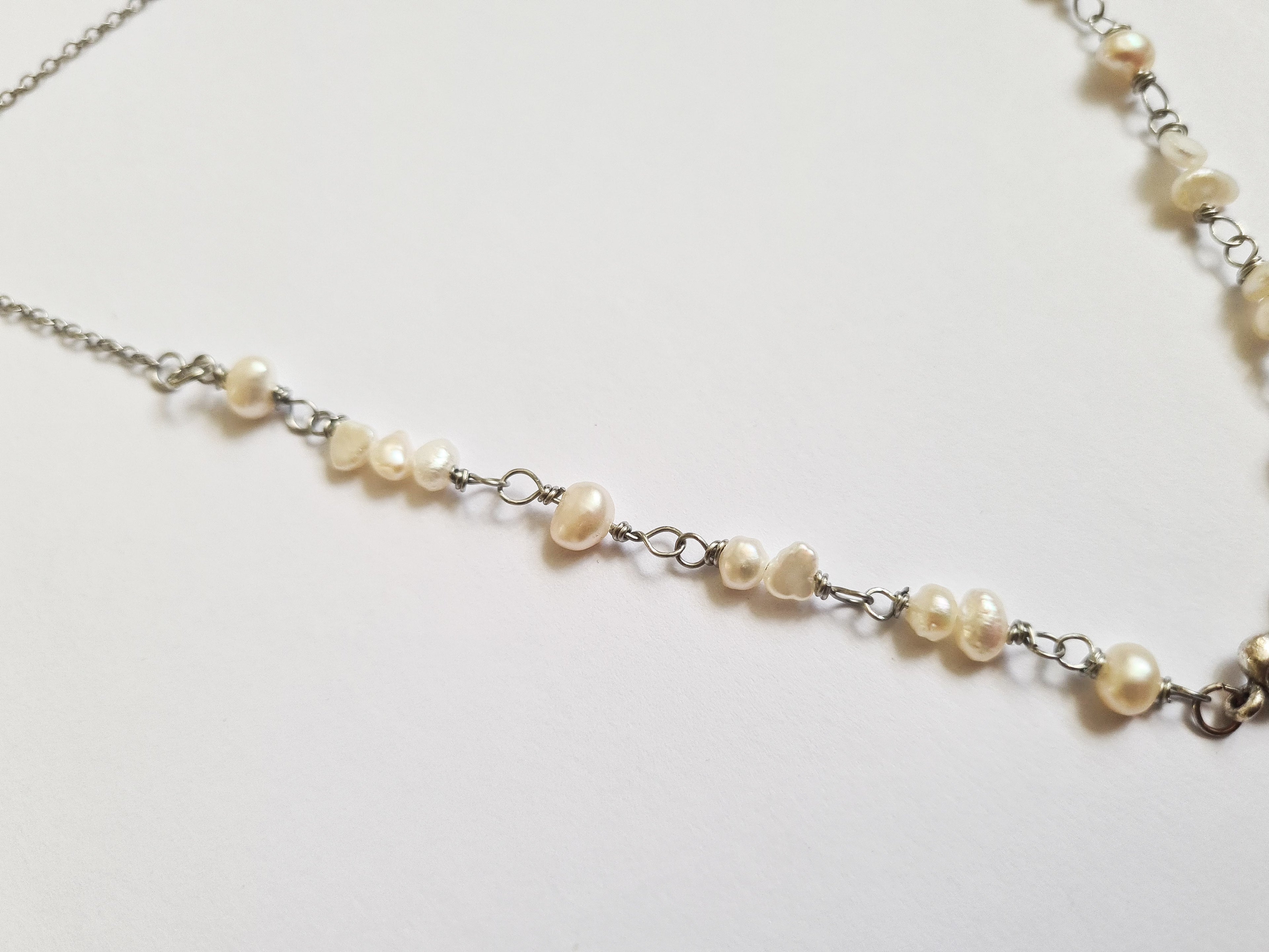 Halsband med sötvattenpärlor och rosetthänge